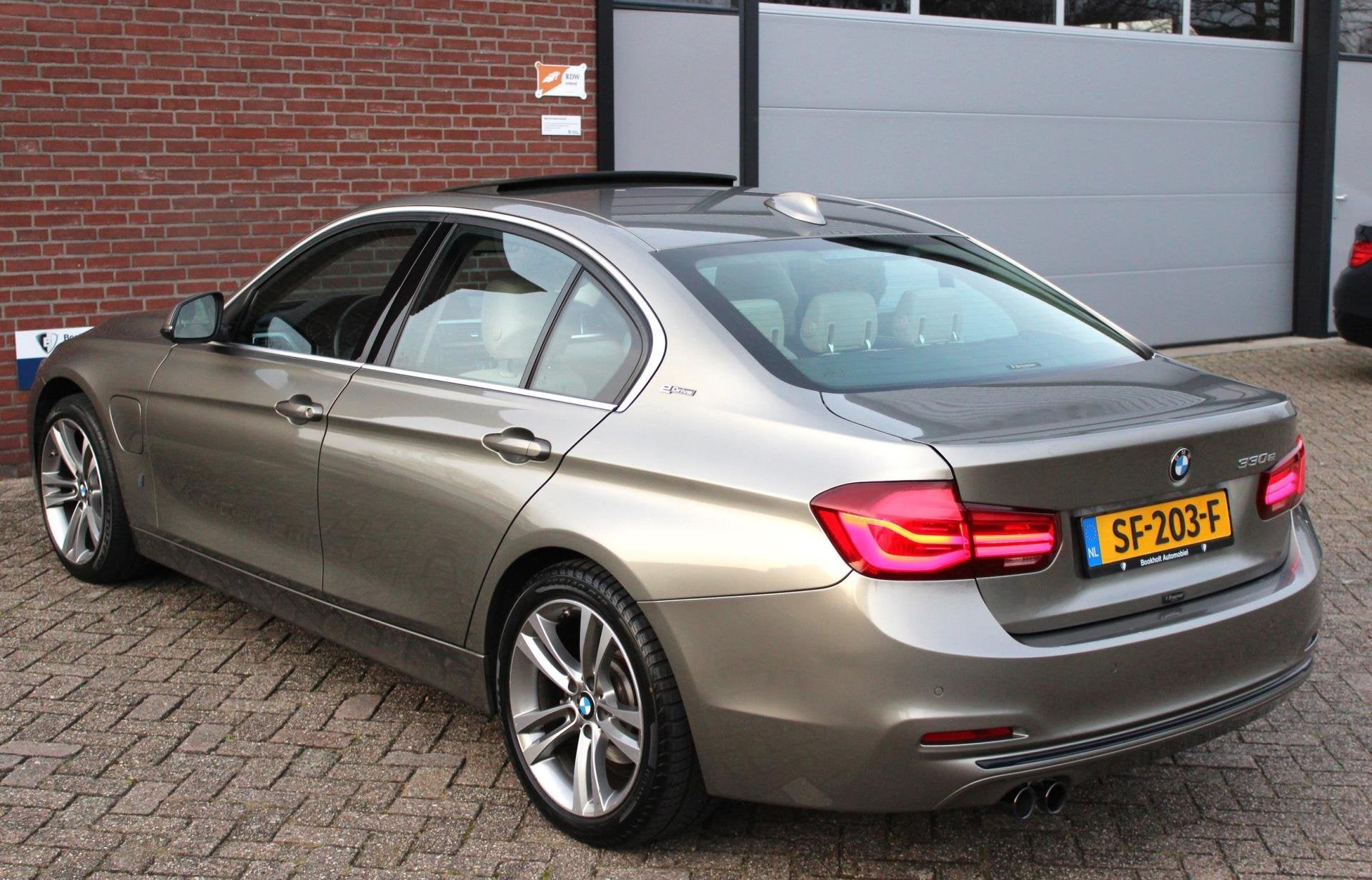 BMW 3-serie 330e Sport 300PK (€ 13,6K ex BTW/BPM), Schuifd, Auto's, BMW, Automaat, 1998 cc, Achterwielaandrijving, Gebruikt