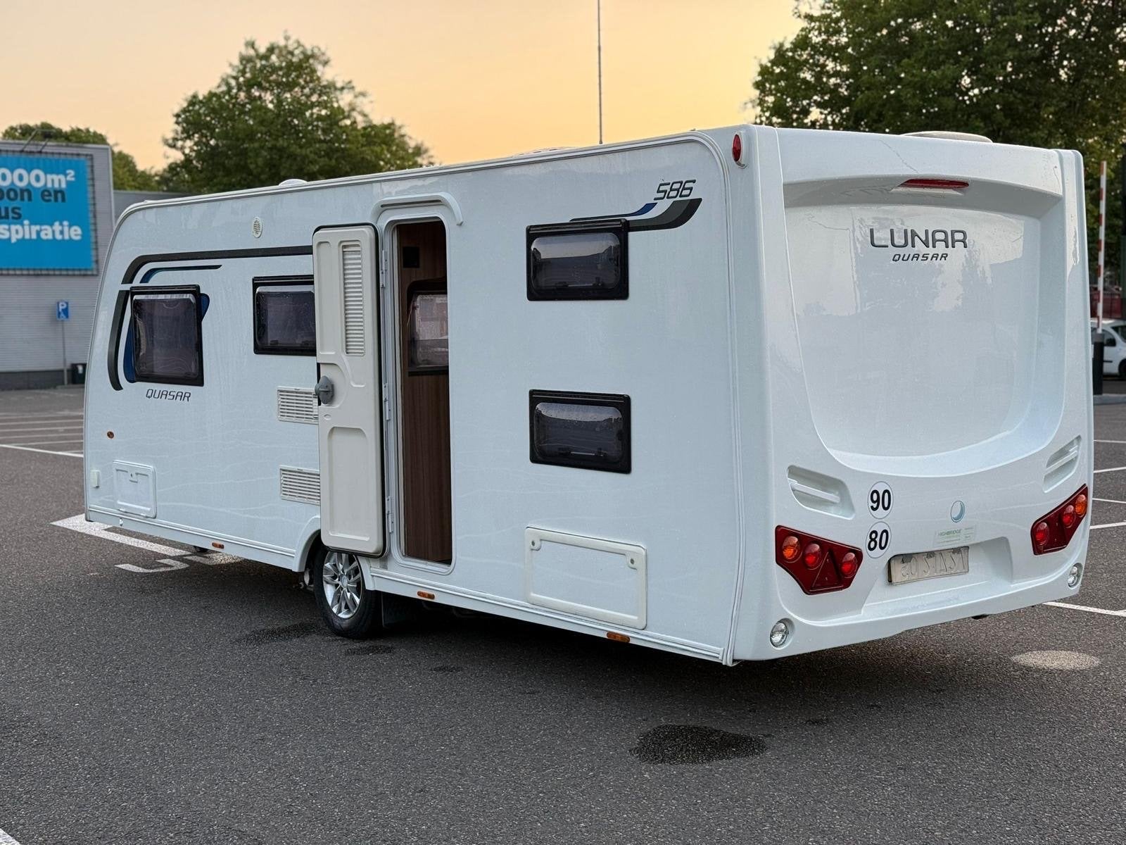 Lunar Quasar 586 (2017) - 6-persoons met stapelbedden, Caravans en Kamperen, Overige merken, Stapelbed, Particulier, 5 tot 6 meter