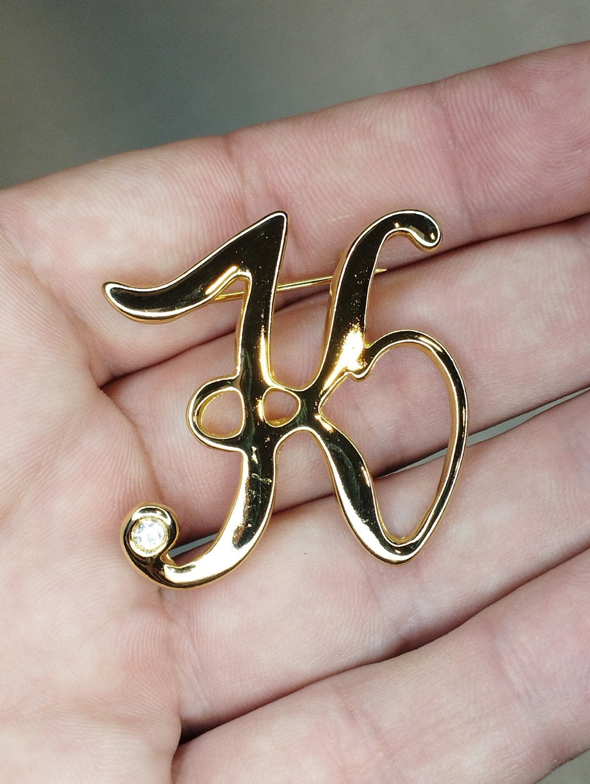 Prachtige vintage broche met de letter K, Ophalen of Verzenden, Zo goed als nieuw, Zilver, Overige materialen