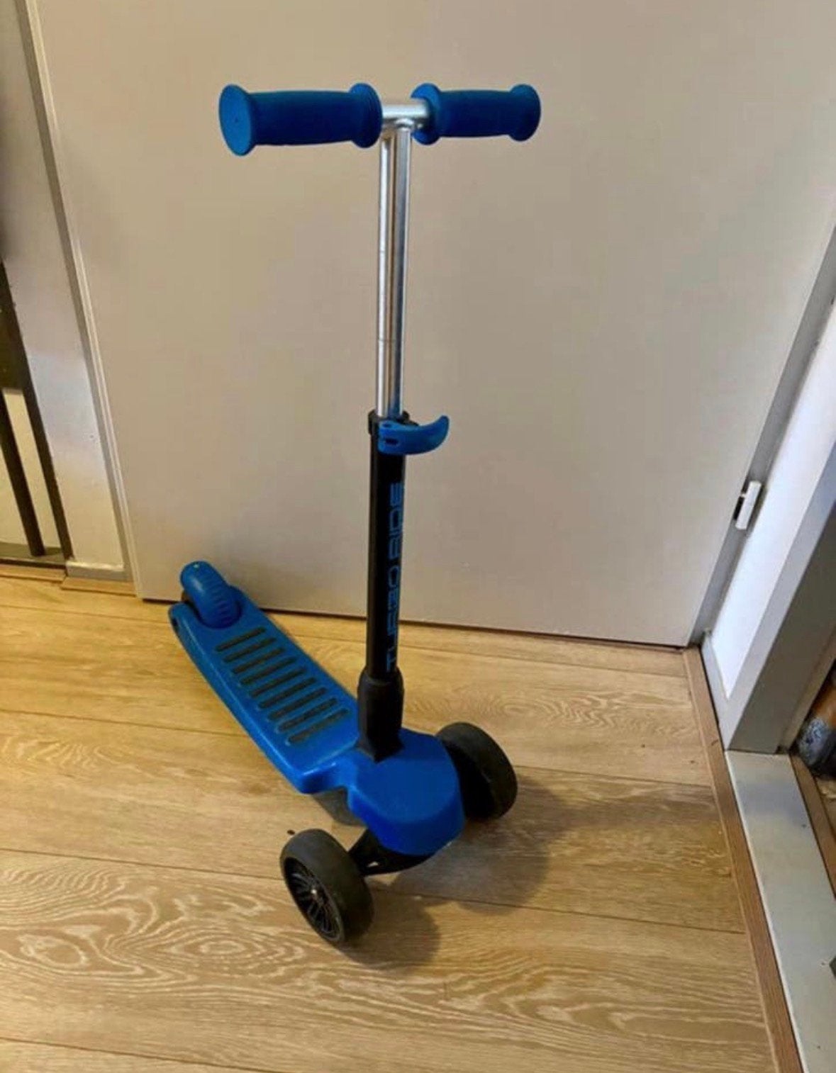 Mooie blauwe robuuste kinderstep met lichtgevende wielen, Ophalen, Zo goed als nieuw, Gewone step