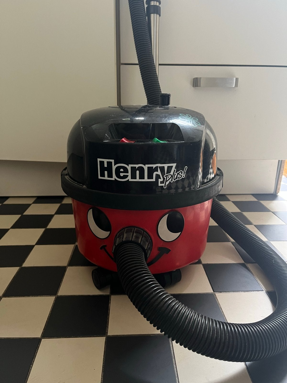 Henry Plus stofzuiger met extra stofzakken, Witgoed en Apparatuur, Stofzuigers, Inclusief accessoires, Gebruikt, Numatic, Sledestofzuiger