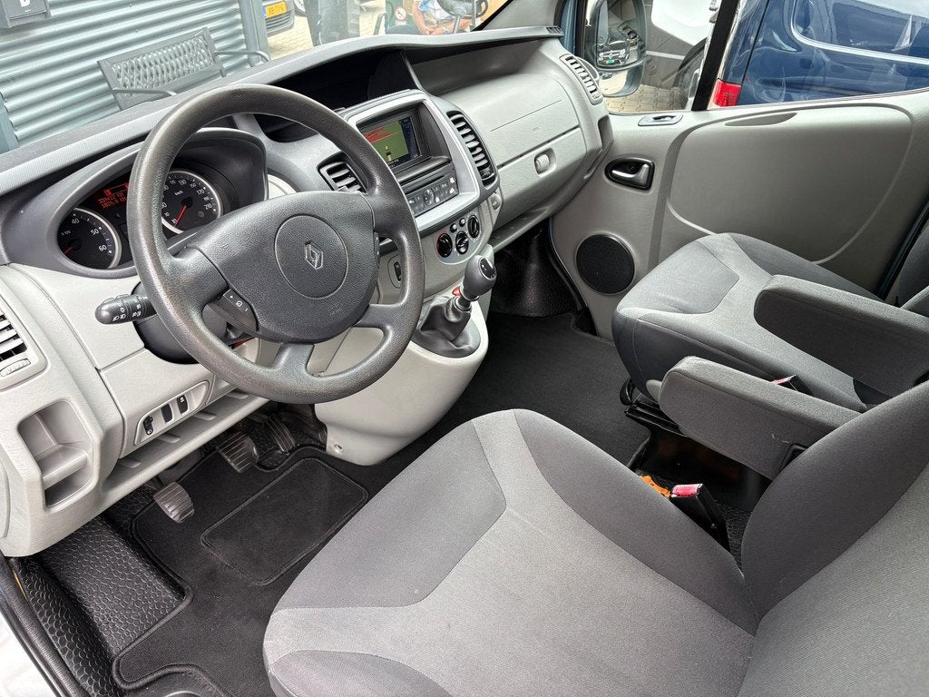 Renault Trafic 2.5 dCi L2H1 Dubbele cabine Marge, Auto's, Voorwielaandrijving, Euro 5, Gebruikt, Zwart