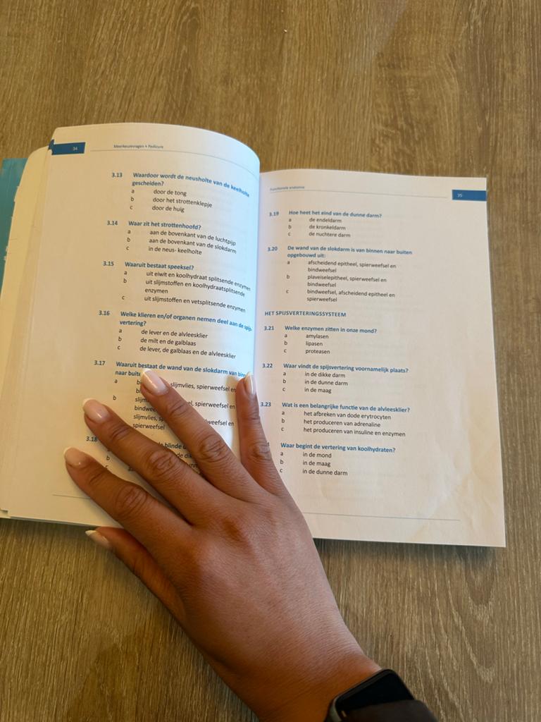 Meerkeuzevragen Pedicure Opleidingsniveau 3, Boeken, Ophalen of Verzenden, Zo goed als nieuw, MBO