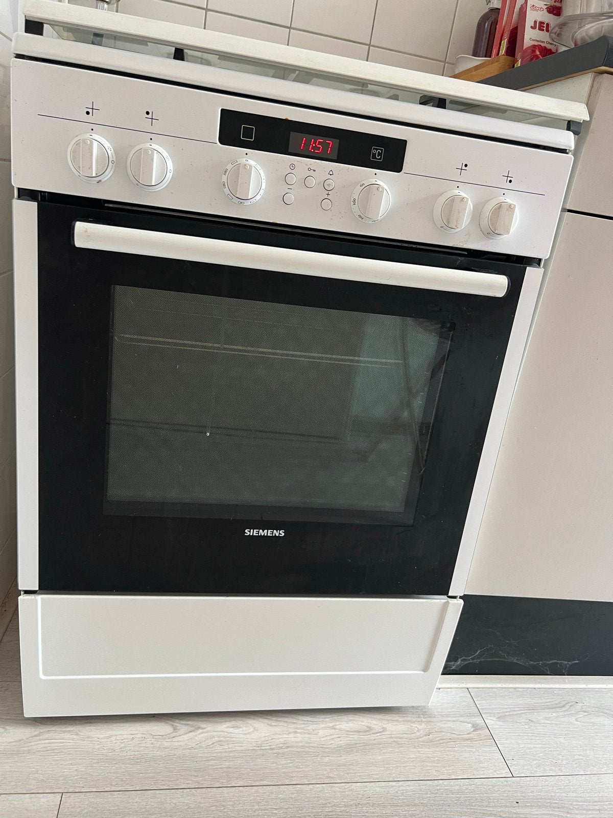 Siemens Vrijstaand Gasfornuis met Oven - Wit, Ophalen, Hete lucht, 60 cm of meer, 4 kookzones