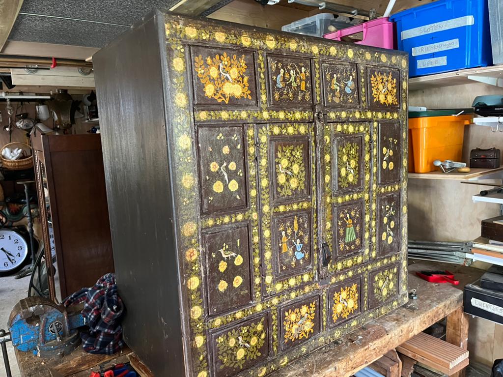Indiaase kast.  Beschilderde kast uit India., Ophalen