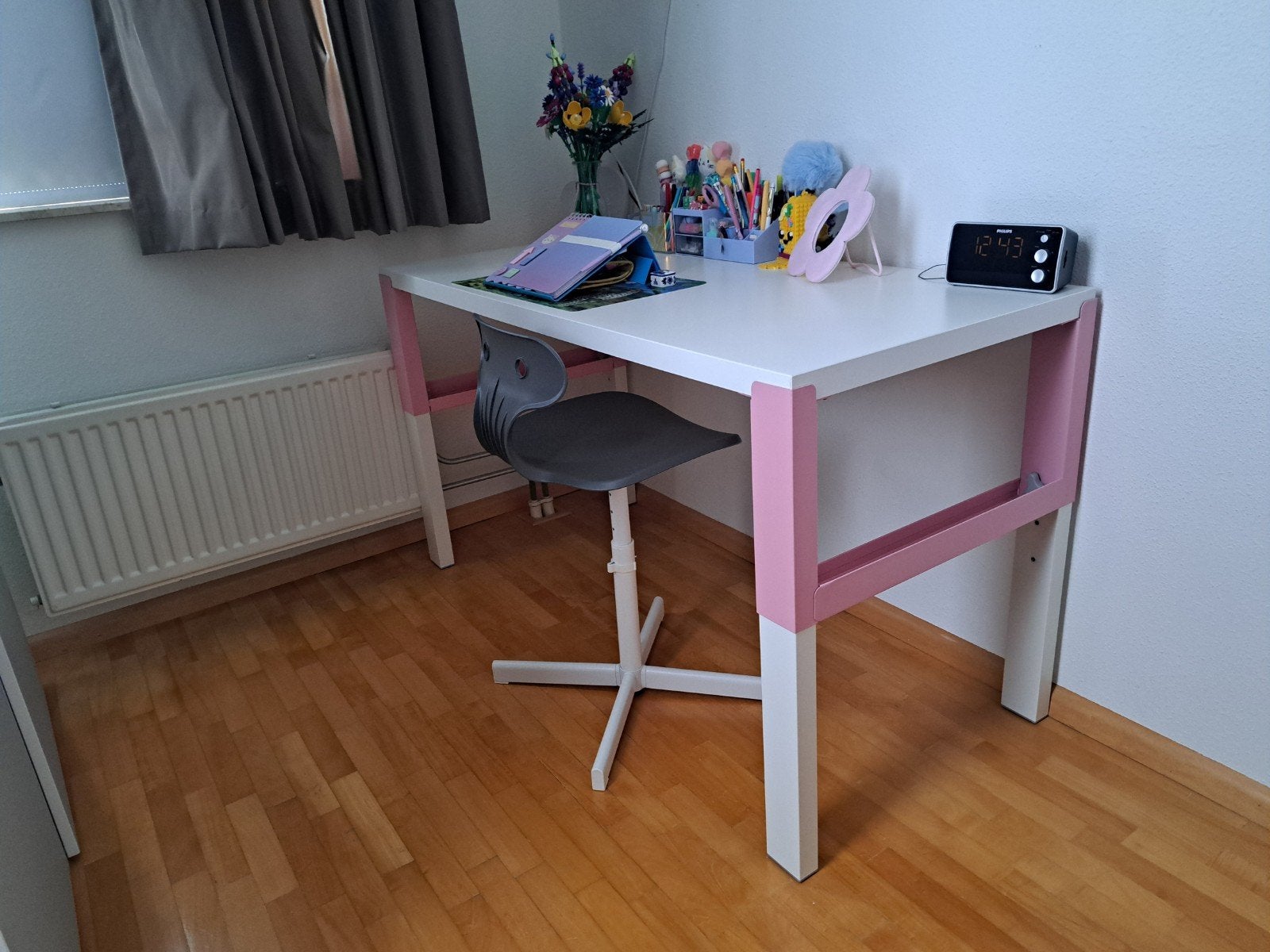 Wit bureau met roze accenten - voor kinderkamer, Ophalen, 120 cm, Zo goed als nieuw, 70 cm