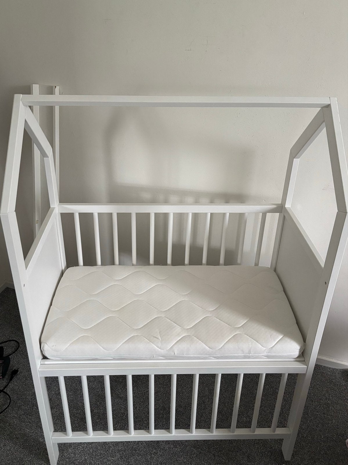 Wit cosleeper wiegje met huisjesframe en matras, Kinderen en Baby's, Ophalen, Gebruikt, Wieg
