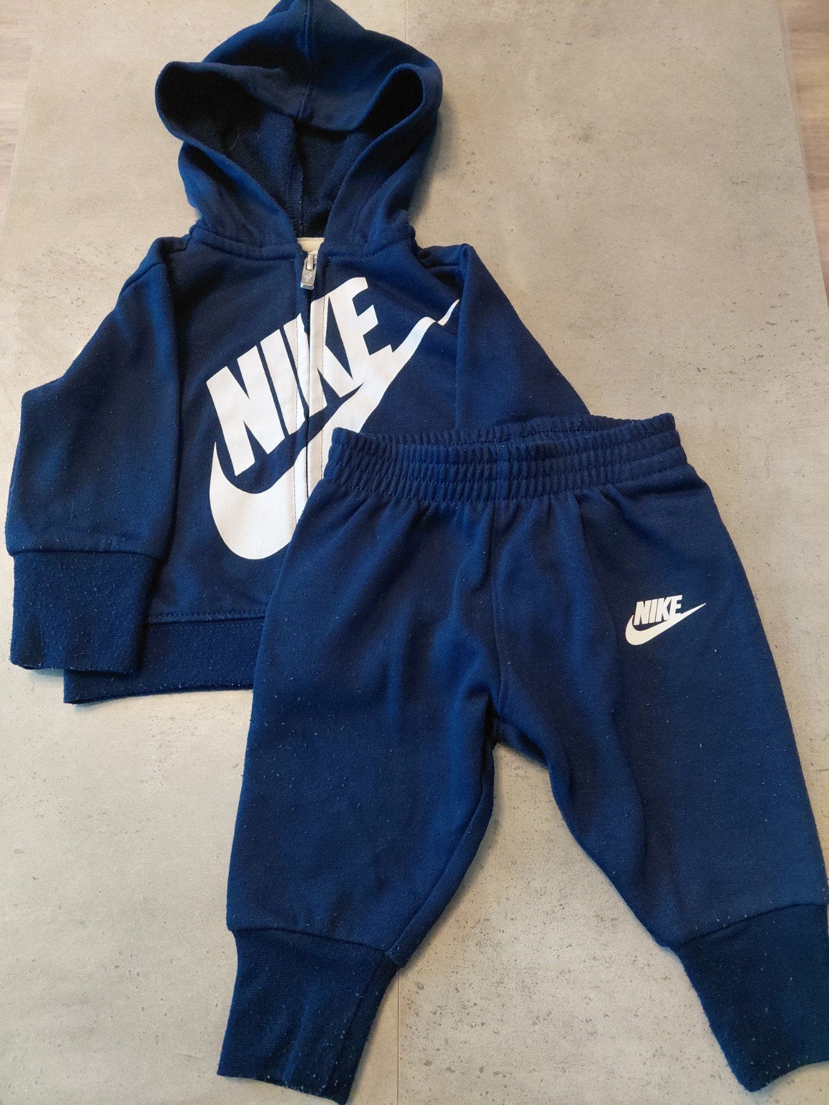 Nike trainingspakje 62-68cm, Ophalen, Jongetje of Meisje, Zo goed als nieuw, Setje