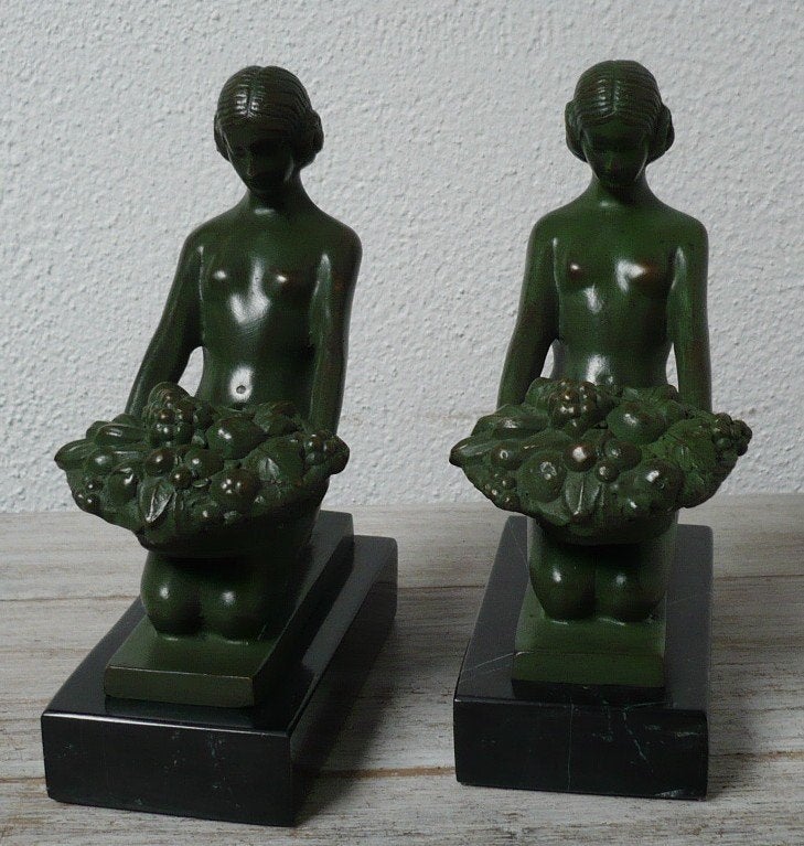 art deco bronzen boekensteunen geknield naakt met fruitmand, Antiek en Kunst, Minder dan 20 cm, Art deco, Gepatineerd, Ophalen of Verzenden