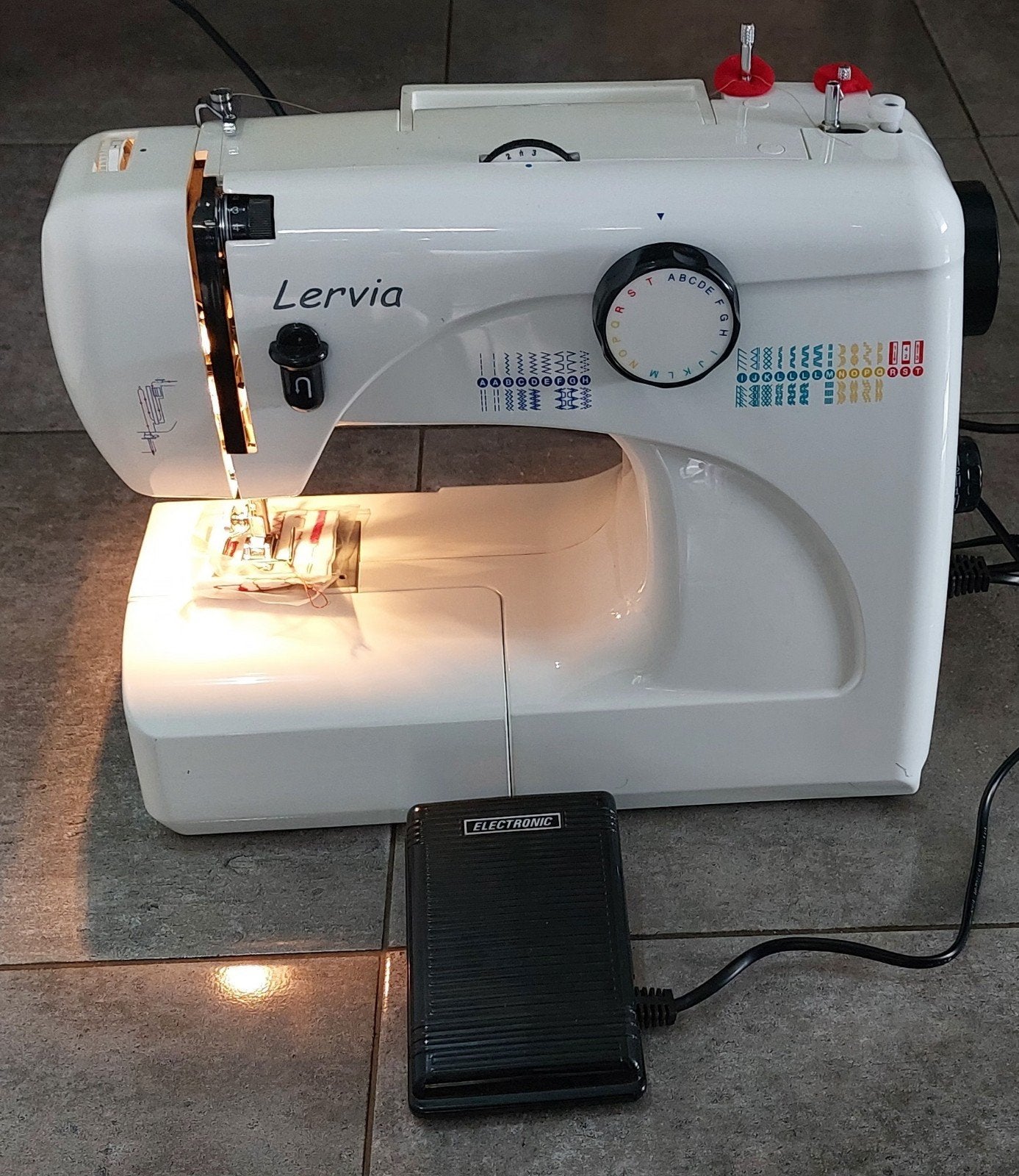Naaimachine Lervia KH 4000, Hobby en Vrije tijd, Naaimachines en Toebehoren, Ophalen of Verzenden, Zo goed als nieuw, Naaimachine