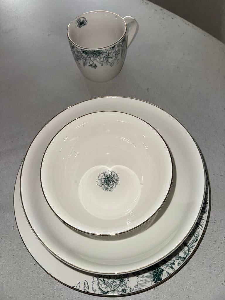 AH servies wit met groene details, Ophalen, Keramiek, Zo goed als nieuw, Overige stijlen