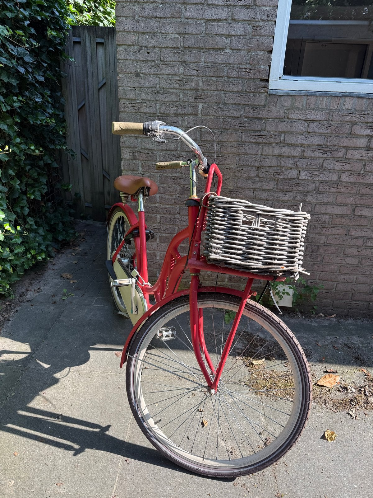 Rode damesfiets met mandje, Fietsen en Brommers, Fietsen | Dames | Damesfietsen, Gebruikt, Overige merken, 50 tot 53 cm, Velgrem
