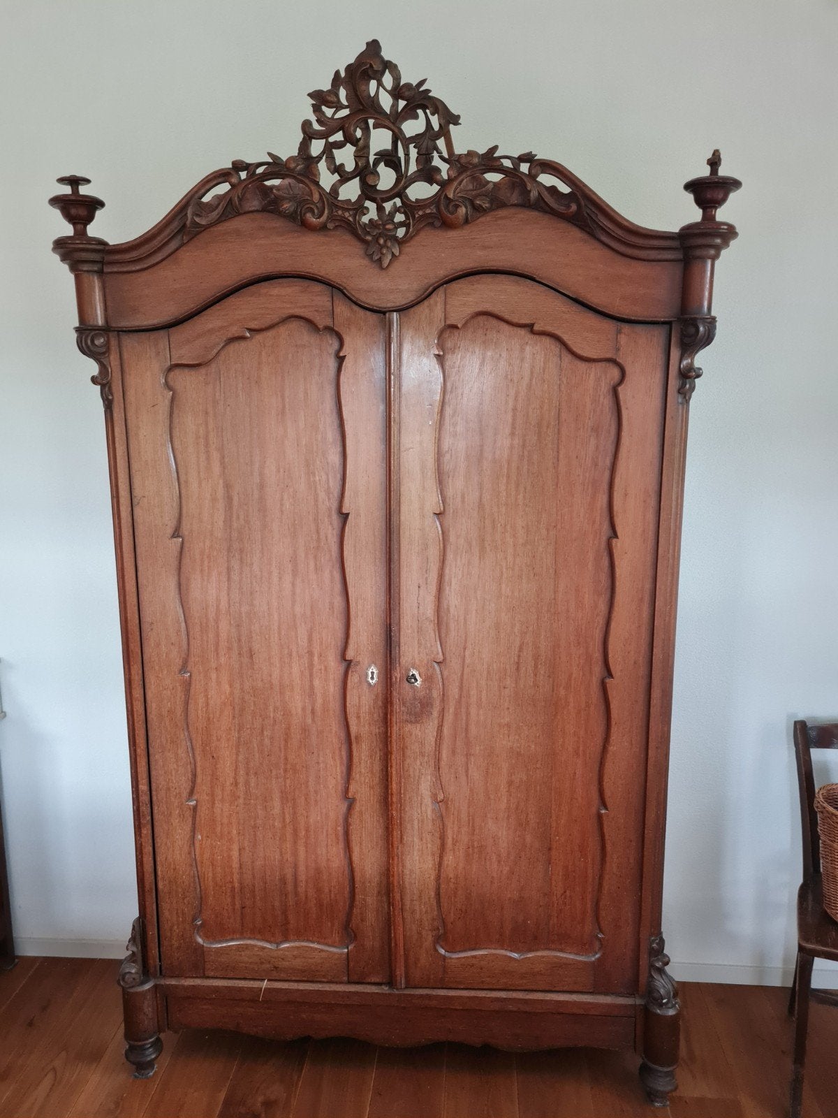 Antieke kledingkast met houtsnijwerk 145x50x242 c., Ophalen