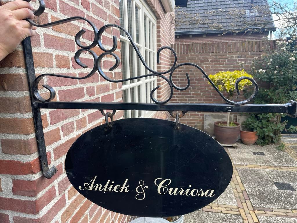 Vintage uithangbord "Antiek & Curiosa" met sierlijke beugel, Ophalen, Gebruikt