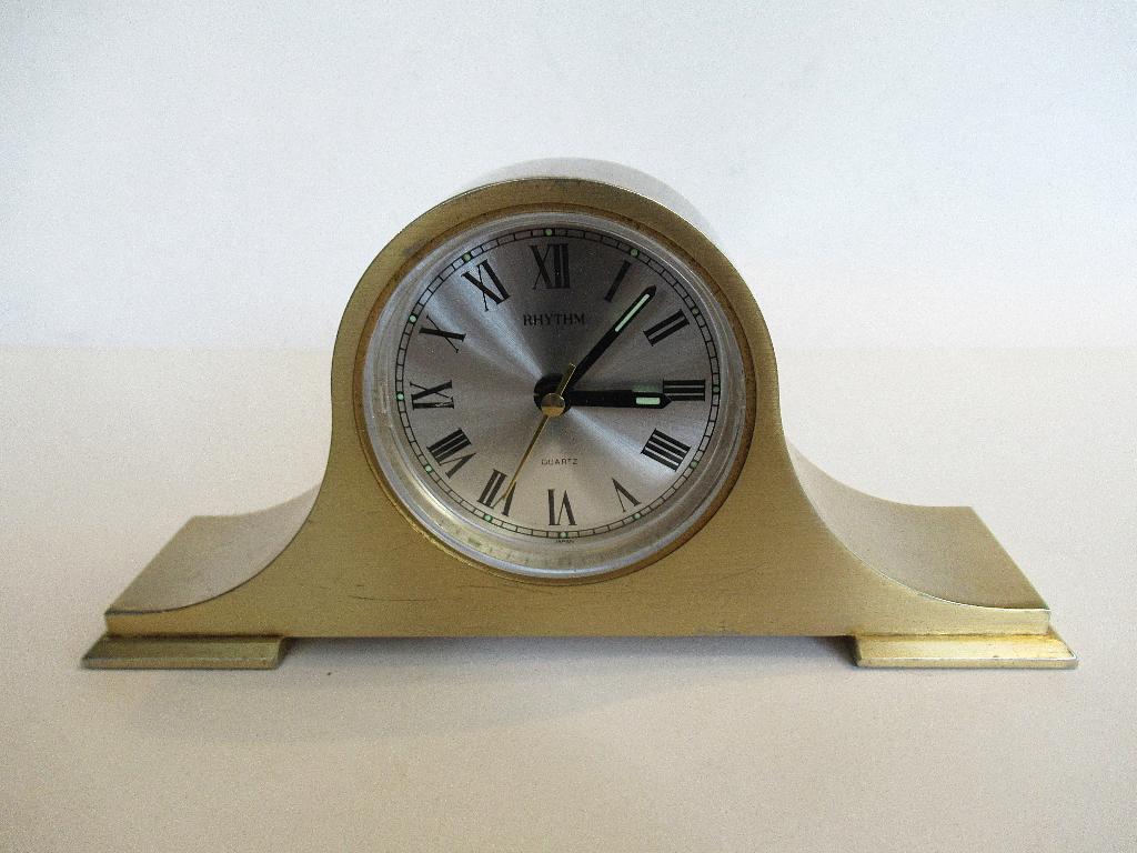 Rhythm Japan quartz bureauklok met alarm., Ophalen of Verzenden