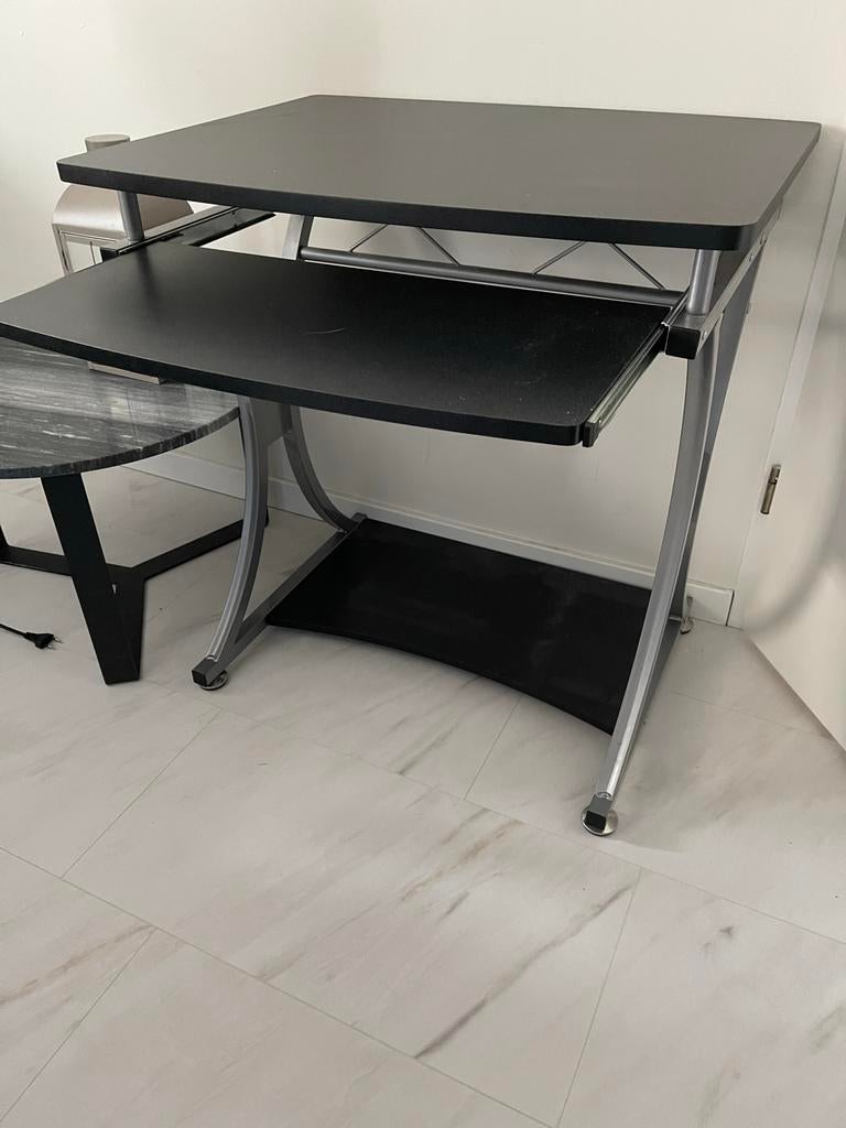 Compact Zwart Computerbureau met Uitschuifbaar Toetsenbordbl, Huis en Inrichting, Bureaus, Gebruikt, Computerbureau, Overige merken