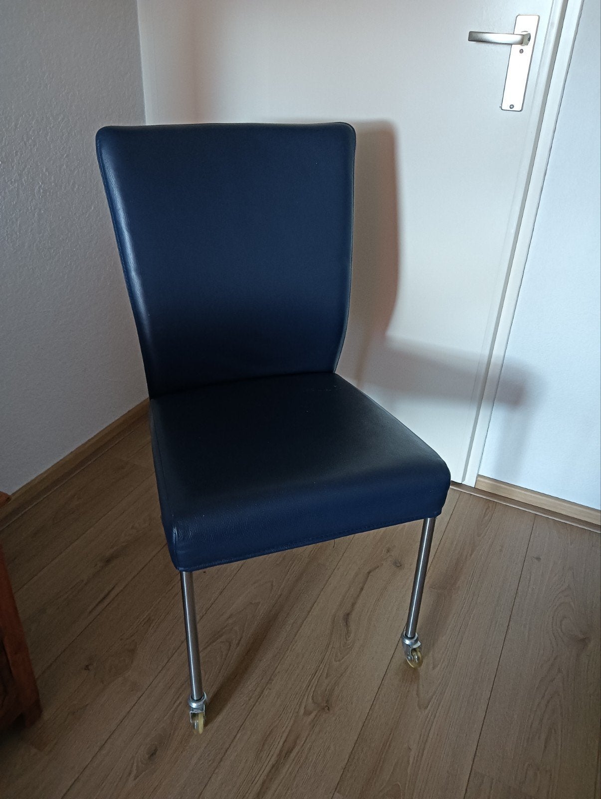 Vier design blauw leren eetkamerstoelen, Huis en Inrichting, Stoelen, Ophalen, Blauw, Leer, Zo goed als nieuw