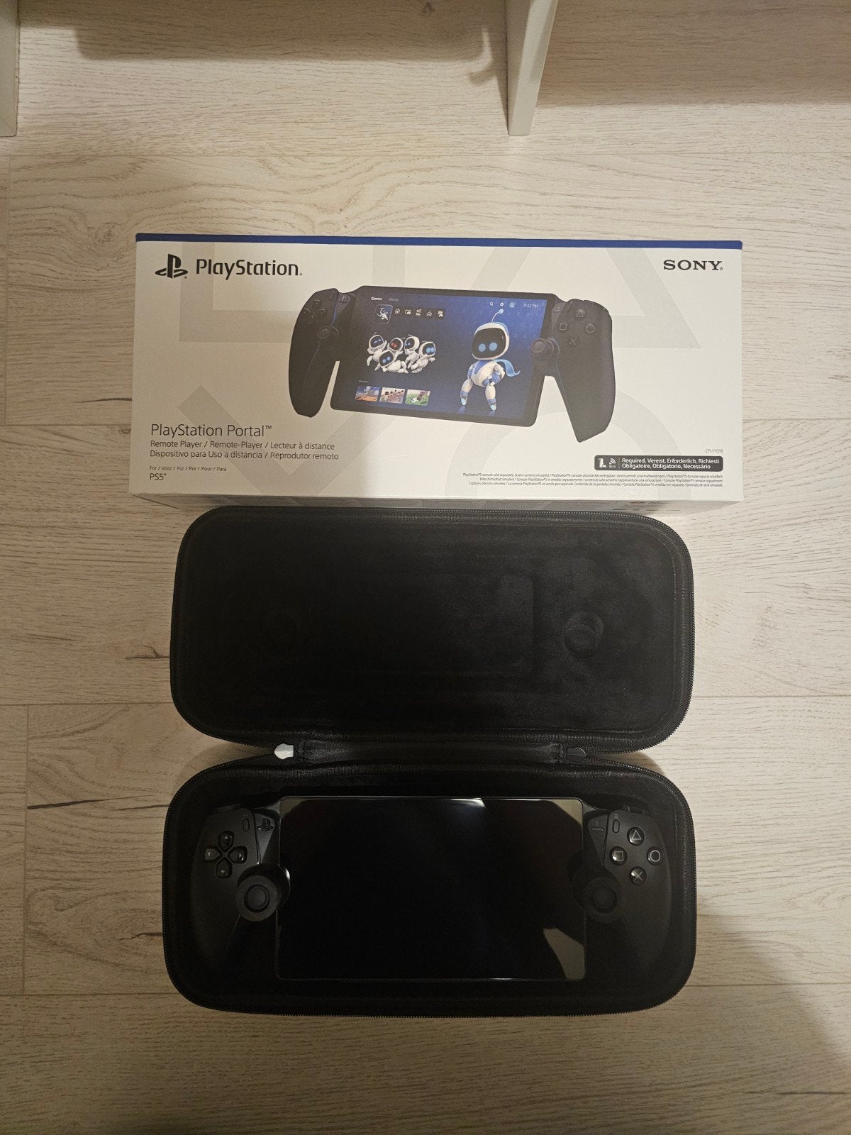 PlayStation Portal Remote Player met hoes en oplaadstation