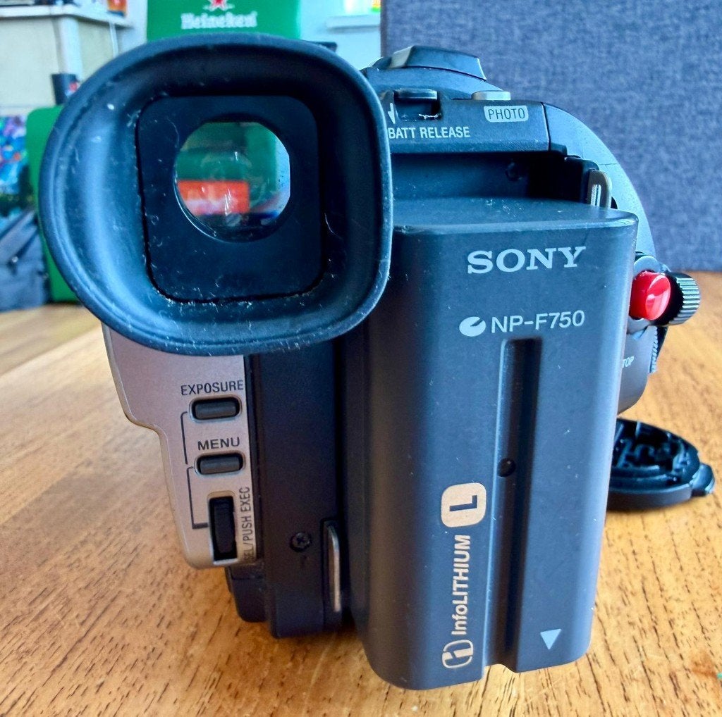 Sony DCR-TR7000E Digital8 Handycam, Video8/Hi8 playback, 20x of meer, Overige soorten, Ophalen of Verzenden, Zo goed als nieuw