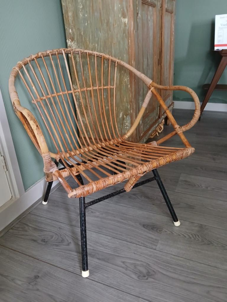 Rotan stoel metalen onderstel vintage, Huis en Inrichting, Stoelen, Ophalen, Gebruikt, Bruin, Riet of Rotan