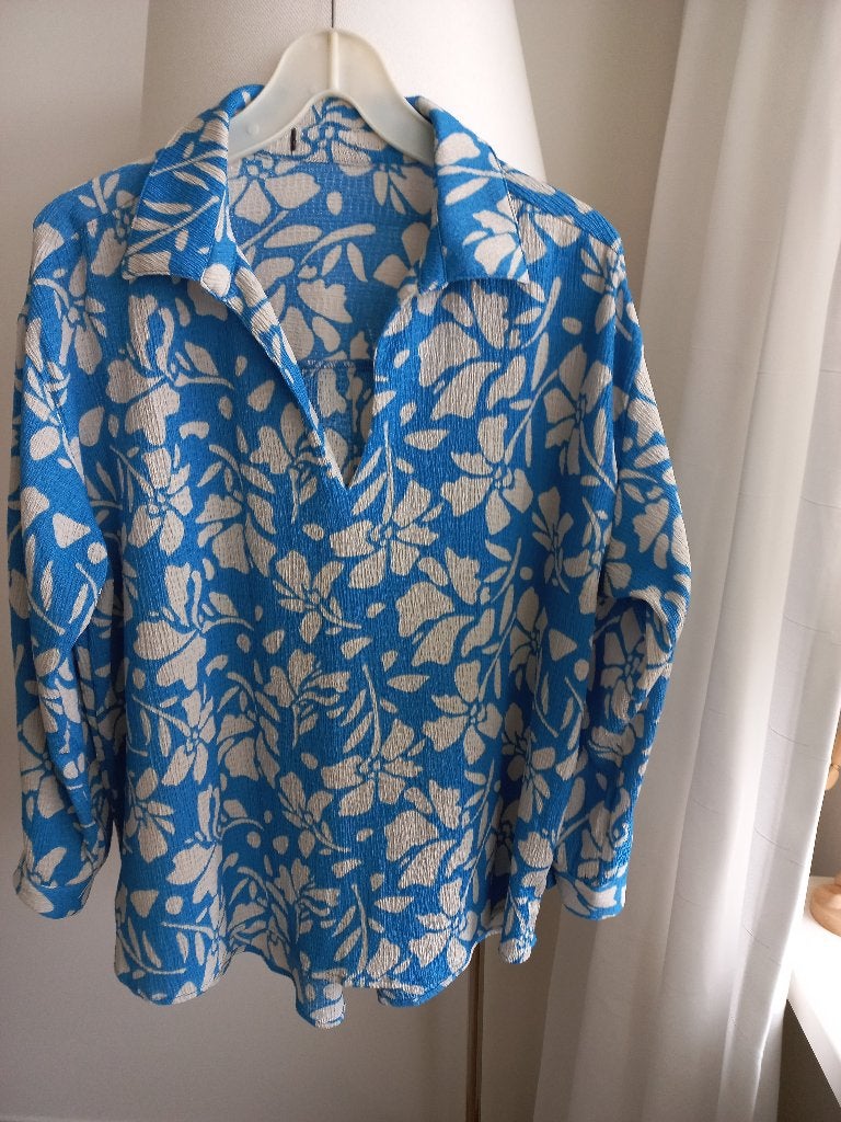 Blauwe blouse met bloemenprint, Maat 42/44 (L), Ophalen of Verzenden, Zo goed als nieuw, Terstal