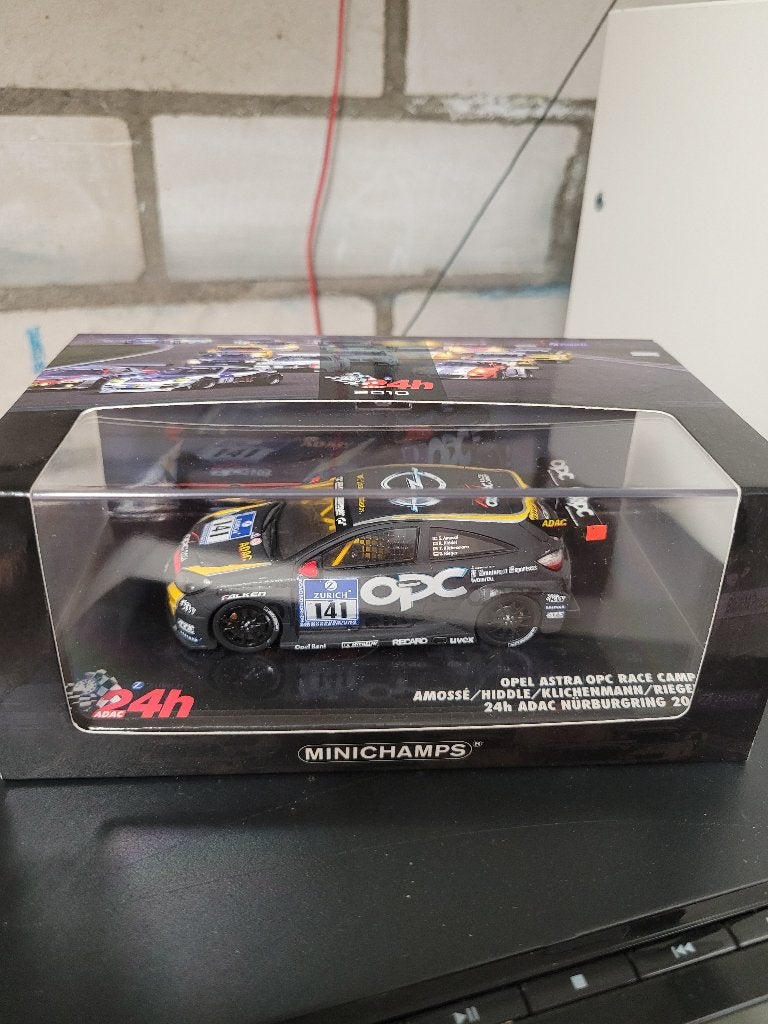 opel astra opc race camp nr 141 minichamps 1:43, Hobby en Vrije tijd, Modelauto's | 1:43, Ophalen of Verzenden, Zo goed als nieuw