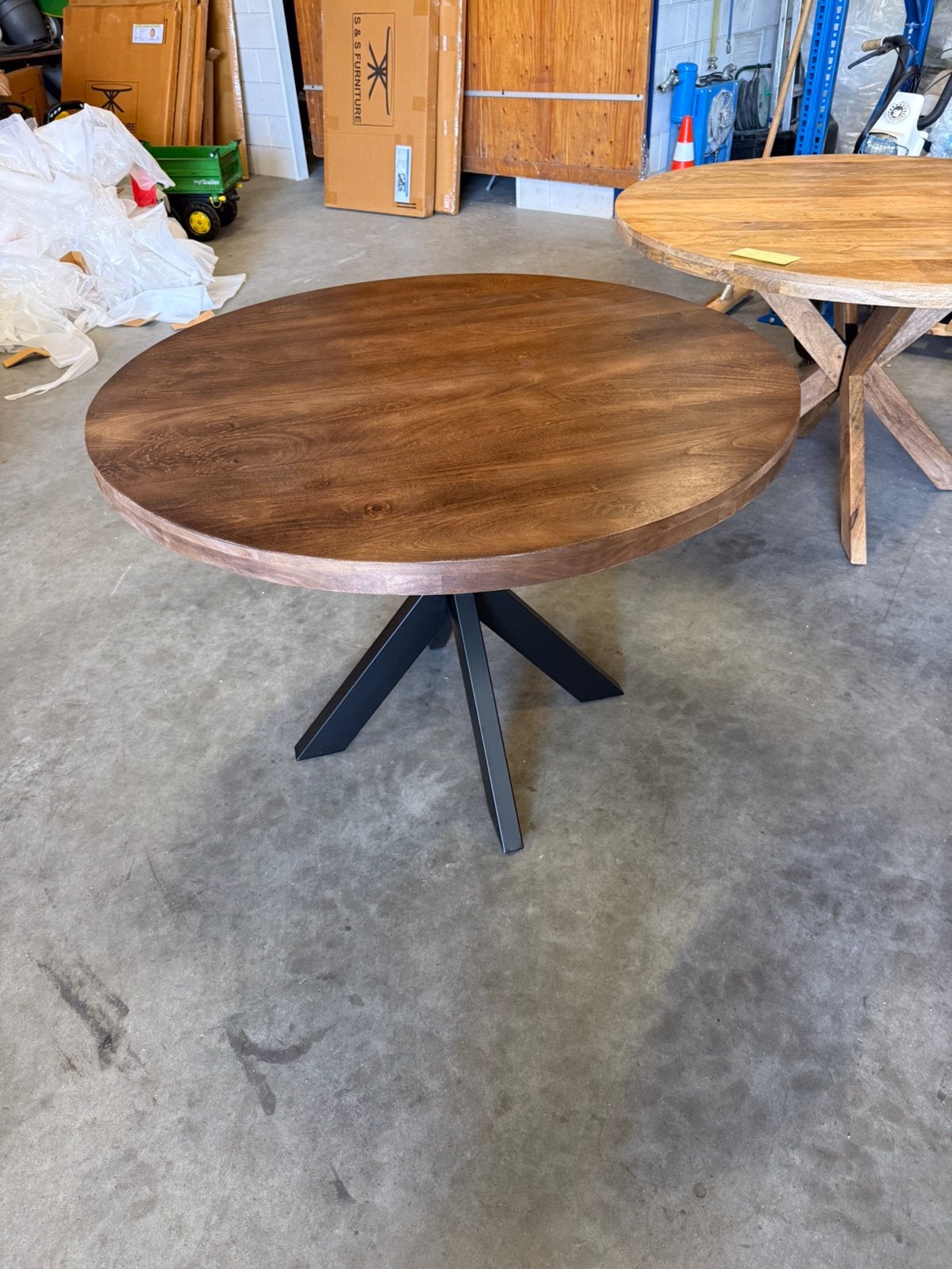 Mango eettafel 110 cm doorsnee walnoot kleur nieuw, Ophalen, 100 tot 150 cm, Rond, Nieuw