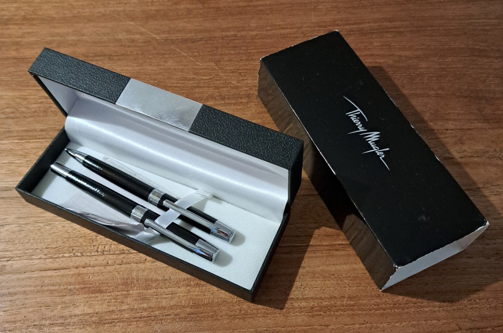 Luxe Thierry Mugler Pennenset (Balpen & Vulpotlood) – Nieuw!, Verzamelen, Pennenverzamelingen, Nieuw, Balpen, Overige merken, Ophalen of Verzenden