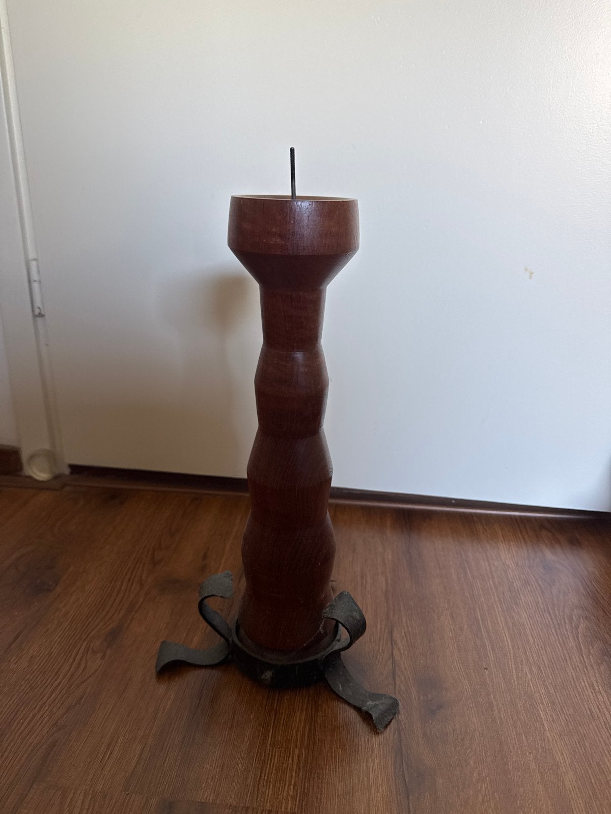 Vintage houten kandelaar met smeedijzeren voet, Antiek en Kunst, Ophalen of Verzenden, Overige materialen