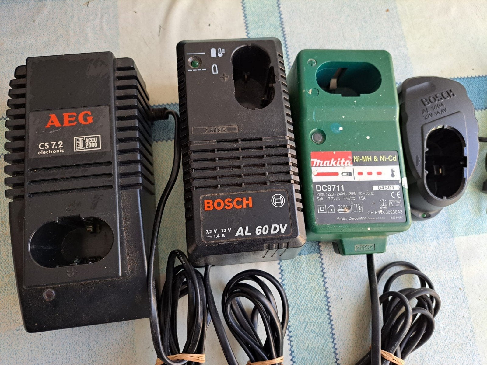 2 Bosch 14.4 V, 2 Makita en AEG acculaders, Ophalen of Verzenden, Zo goed als nieuw