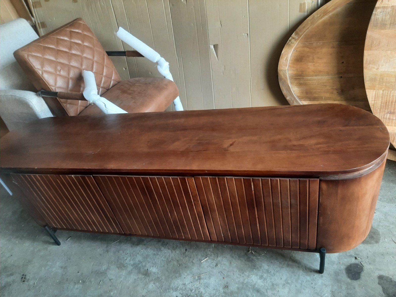 Stijlvol houten dressoir met uniek design, Overige houtsoorten, 100 tot 150 cm, Ophalen of Verzenden, Zo goed als nieuw