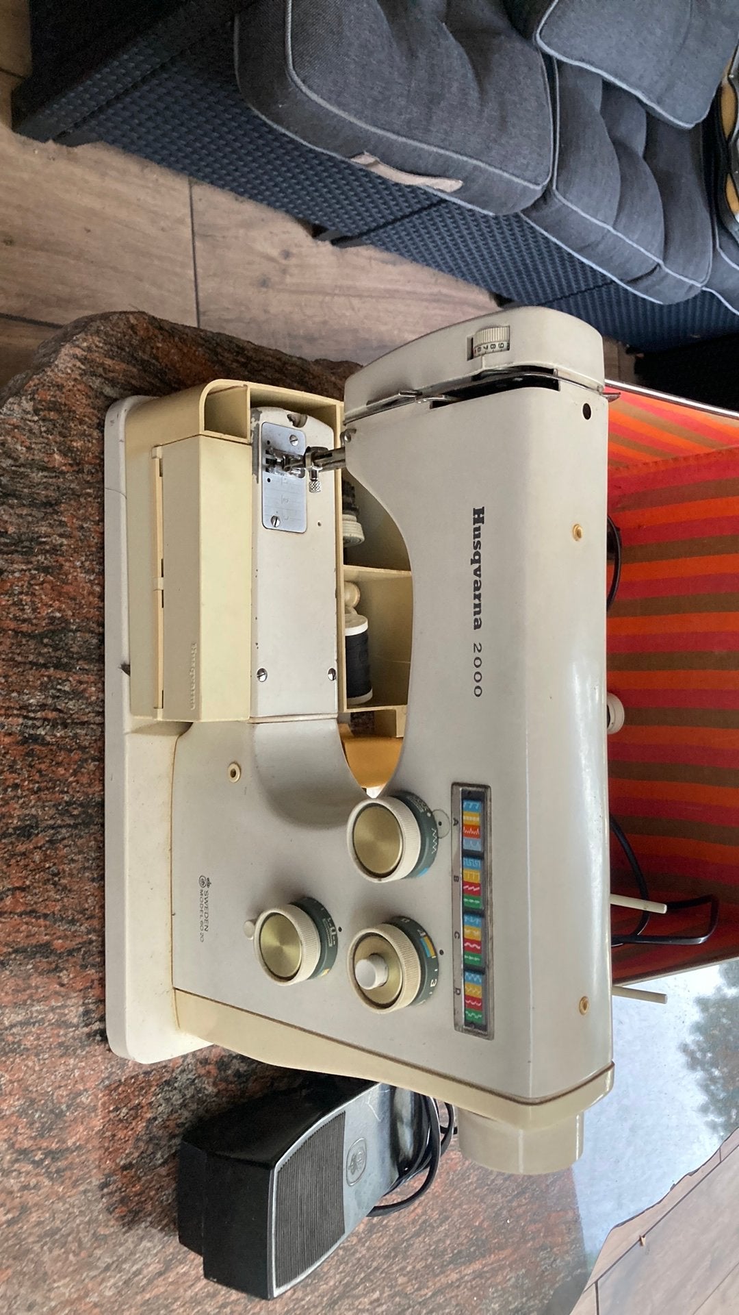 Oude husqvarna naaimachine, Hobby en Vrije tijd, Naaimachines en Toebehoren, Ophalen of Verzenden, Zo goed als nieuw, Naaimachine