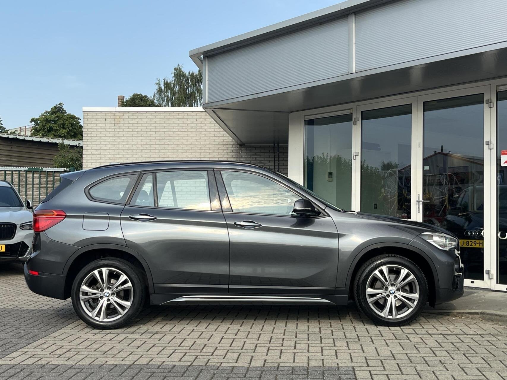 BMW X1 sDrive18i Executive SPORTSTOELEN+TREKHAAK+LED+18INCH, Stof, 3 cilinders, 1405 kg, Benzine