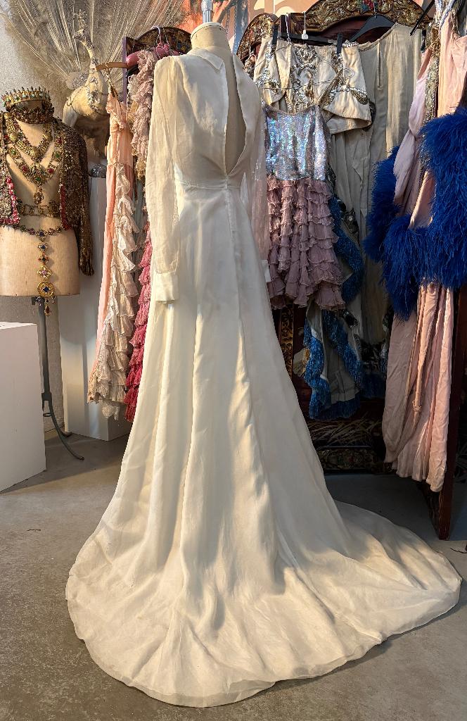 Antieke zijde bruidsjurk of communiejurk glazen knoopjes, Antiek en Kunst, Antiek | Kleding en Accessoires, Dames, Kinderen, Verzenden