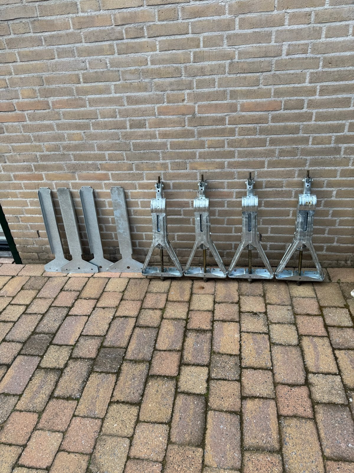 Caravan uitdraaisteunen - set van 4 met grondplaten, Ophalen, Gebruikt