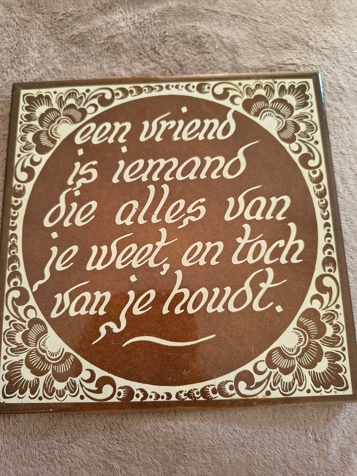 Bruine wandtegel met spreuk: Een vriend is iemand..., Ophalen of Verzenden