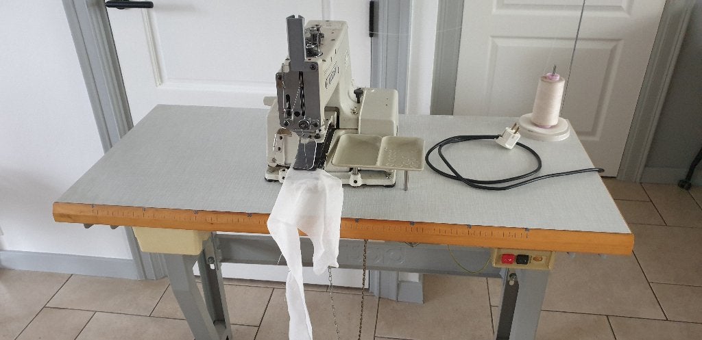 Industriële naaimachine met tafel en pedalen, Gebruikt, Naaimachine, Industrieel, Ophalen