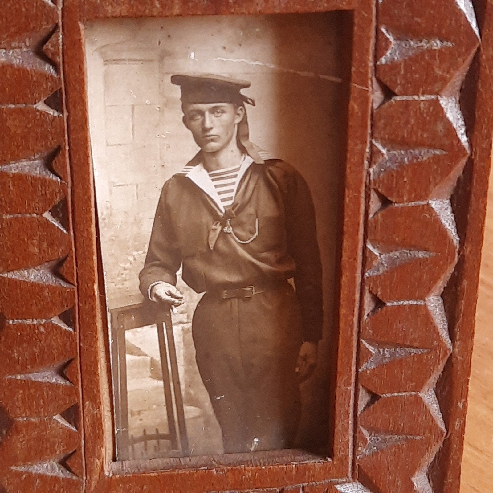 Volkskunst Fries Kerfsnee Houtsnijwerk Fotolijst Matroos, Verzenden