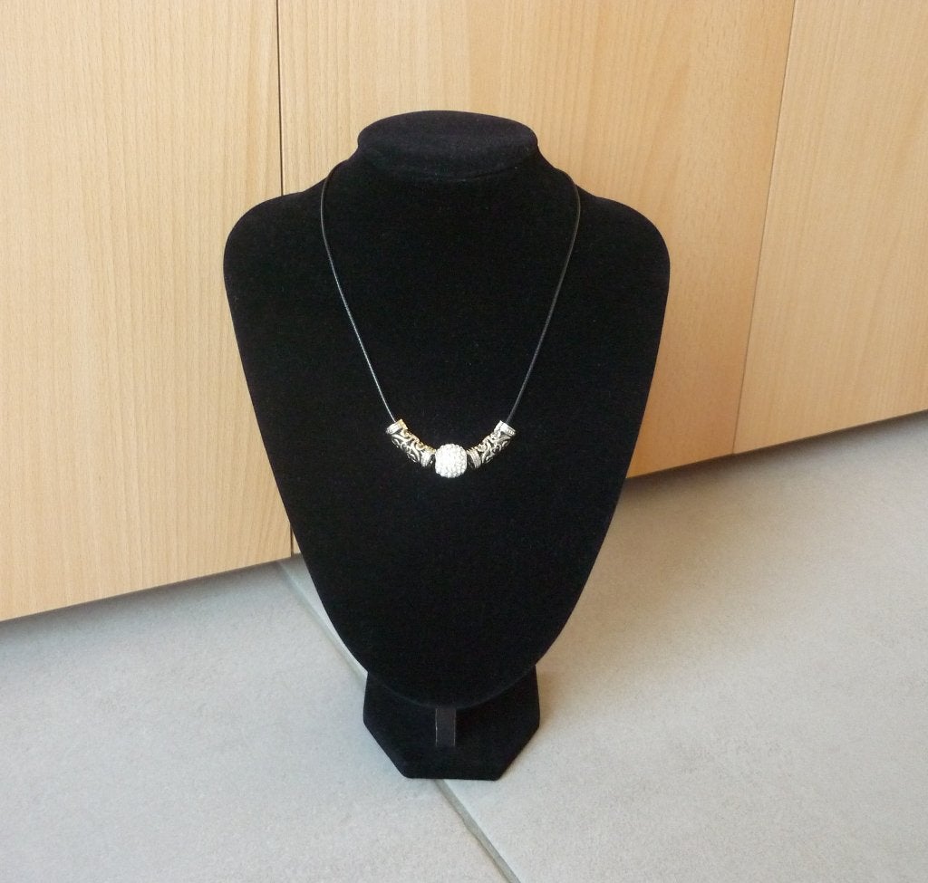 Zwarte touw ketting met witte strass bol hanger en kokers, Ophalen of Verzenden, Nieuw, Zilver, Overige materialen