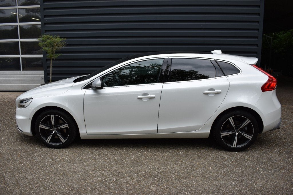 Volvo V40 1.5 T3 R-DESIGN SPORT!!!AUTOMAAT!!PANODAK!!BJ 2019, Automaat, 4 cilinders, Met garantie (alle), Wit