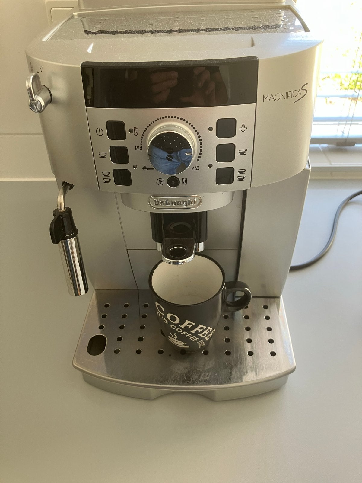 DeLonghi Magnifica S volautomatische espressomachine, Witgoed en Apparatuur, Koffiezetapparaten, Ophalen, Afneembaar waterreservoir
