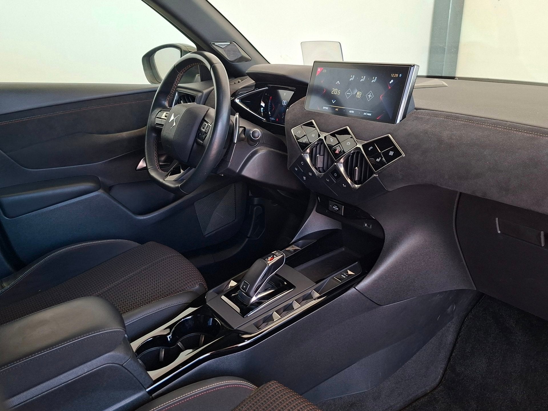 DS 3 Crossback 1.2 PureTech So Chic|Stoelverwarming|Adaptive, Auto's, Gebruikt, 1199 cc, Wit, Automatische klimaatregeling