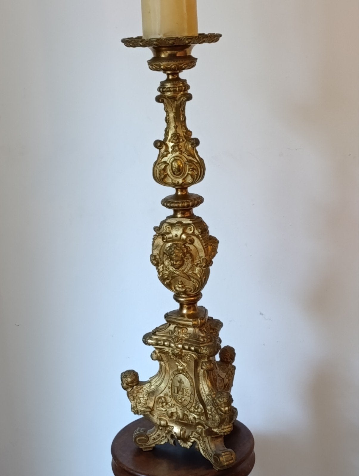 Antieke vergulde kandelaar met religieuze motieven, Antiek en Kunst, Ophalen of Verzenden, Koper of Brons