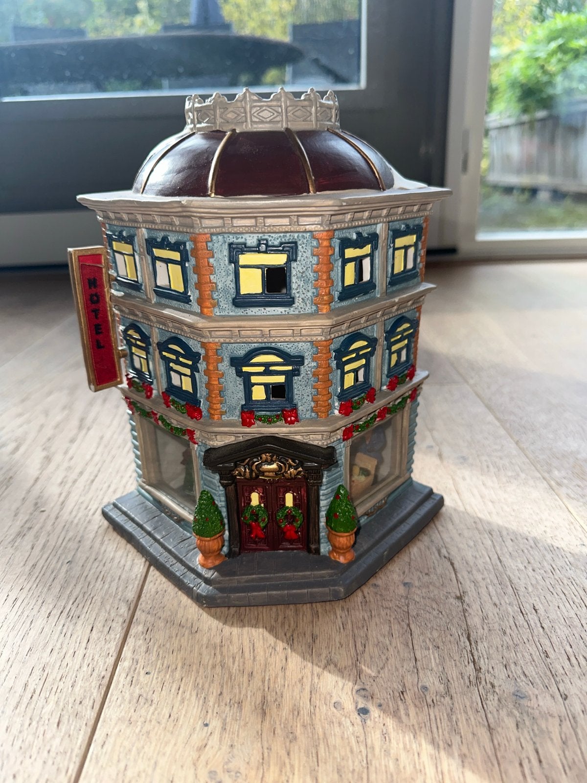Hotel van Lemax voor kerstdorp, Ophalen, Zo goed als nieuw