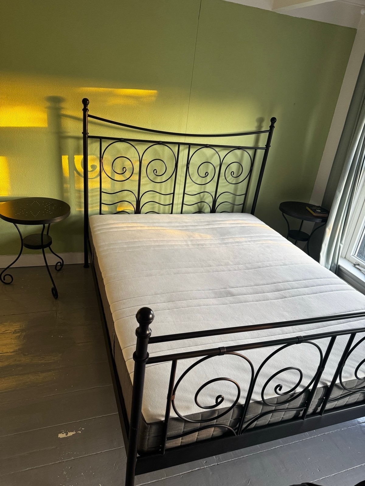 Zwart metalen tweepersoonsbed met matras en 2 tafeltjes, Ophalen, Gebruikt, Zwart, Tweepersoons