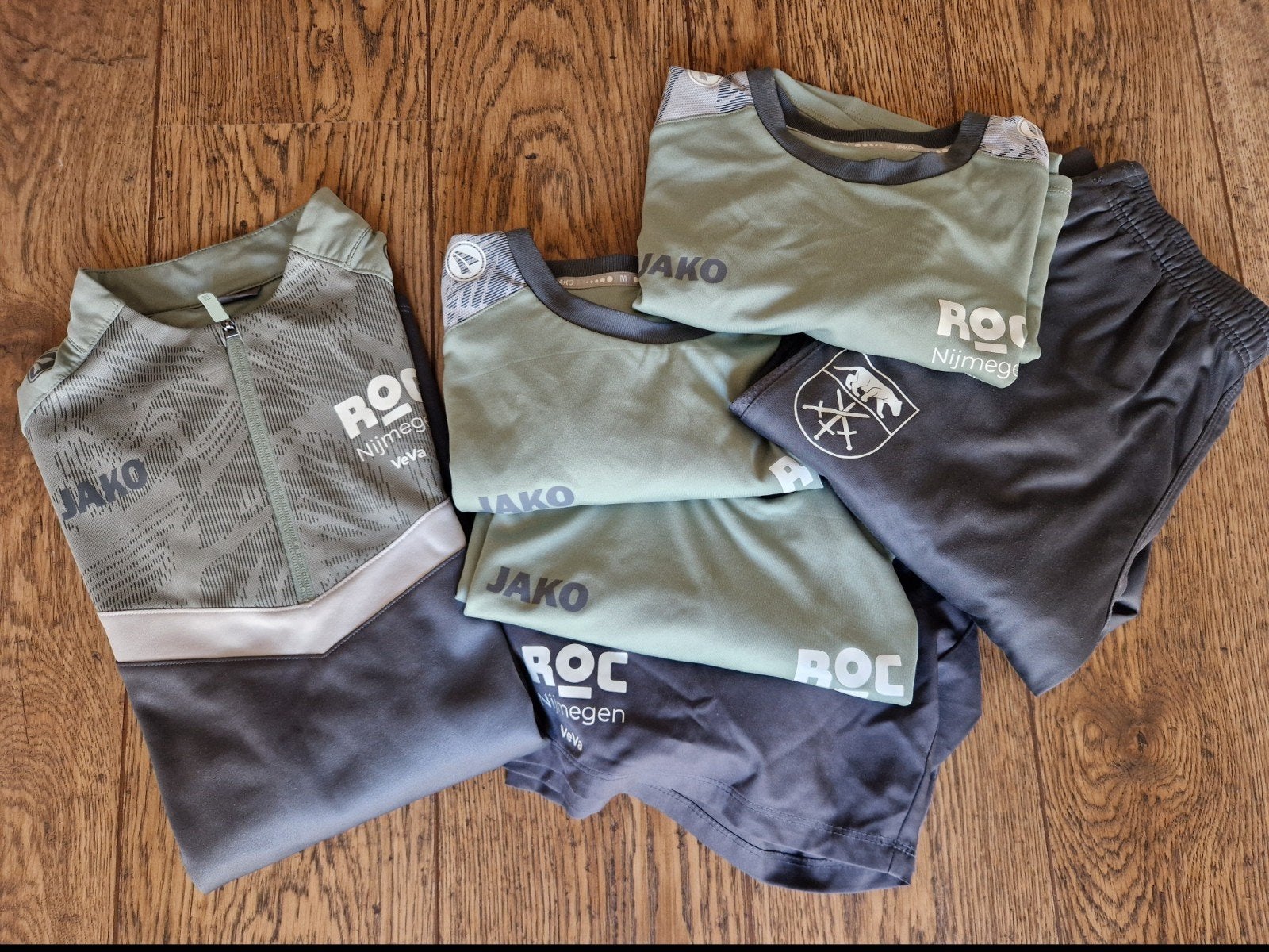 ROC Nijmegen Veva sportkleding set (M), Kleding | Heren, Sportkleding, Zo goed als nieuw, Algemeen, Maat 48/50 (M), Meerkleurig