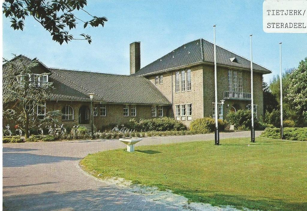 Ansichtkaart  TIETJERKSTERADEEL BERGUM  Gemeentehuis, Verzenden, 1960 tot 1980, Gelopen, Friesland