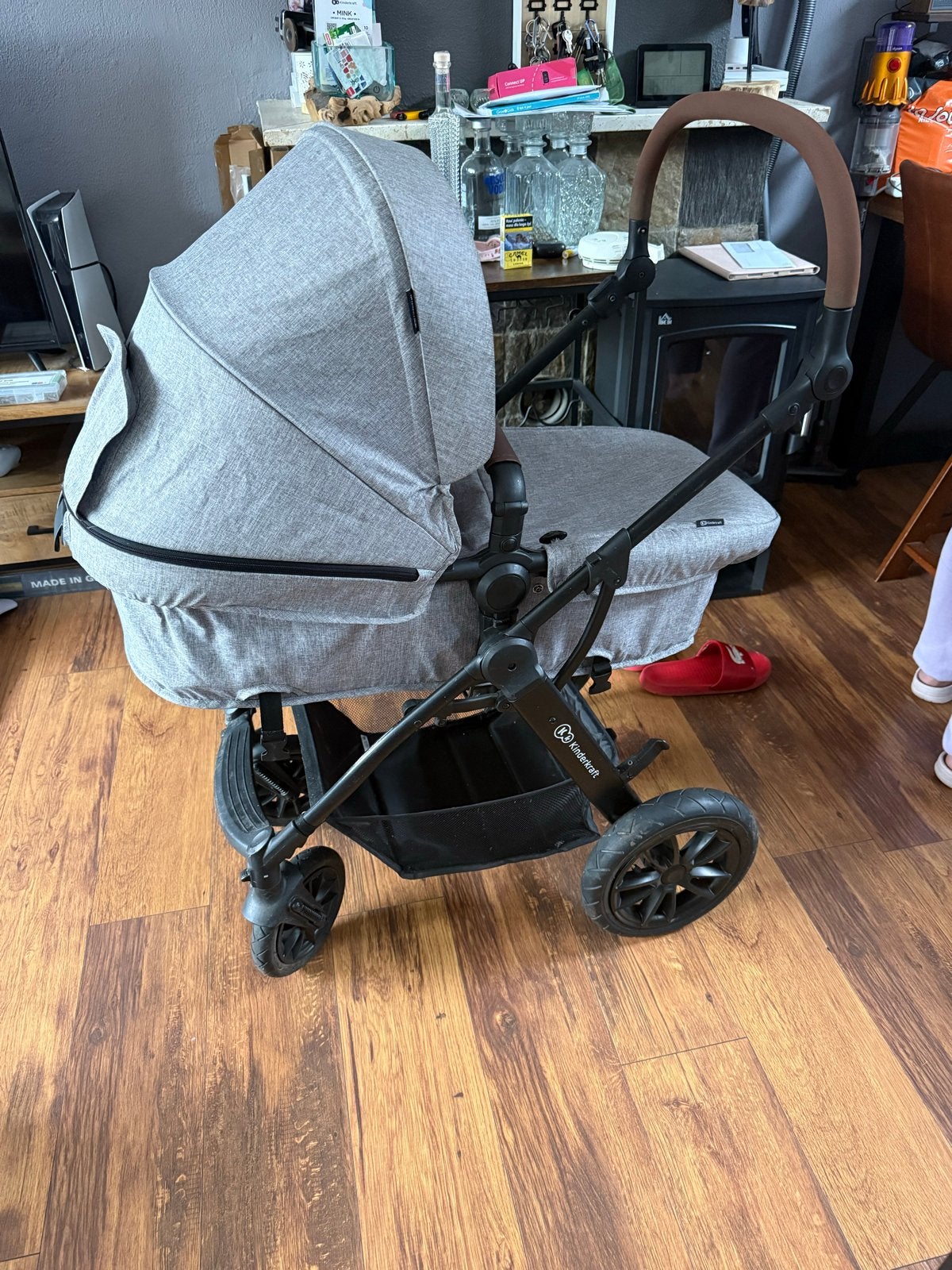 Kinderkraft kinderwagen, 3 jaar oud, zo goed als nieuw, Luchtbanden, Zo goed als nieuw, Ophalen, Kinderwagen