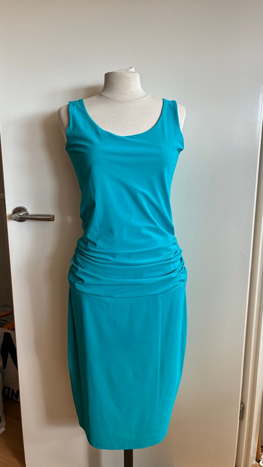 Nieuwe MOQ Jurk Emma in Turquoise - Maat M, Kleding | Dames, Jurken, Nieuw, Maat 38/40 (M), Blauw, Onder de knie, Ophalen of Verzenden