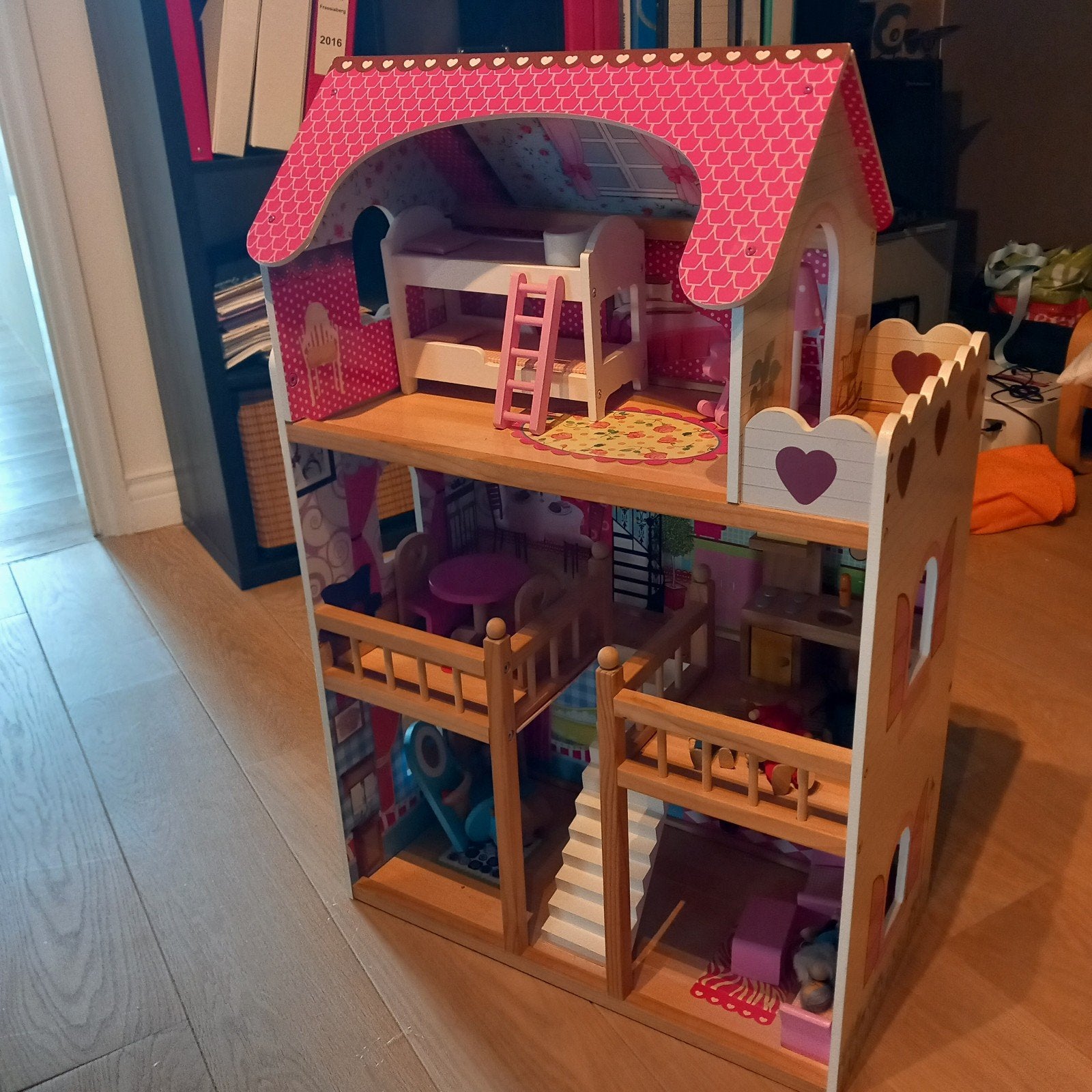Degelijk houten poppenhuis, volledig gemeubileerd, Verzamelen, Poppenhuizen en Toebehoren, Ophalen, Zo goed als nieuw, Poppenhuis